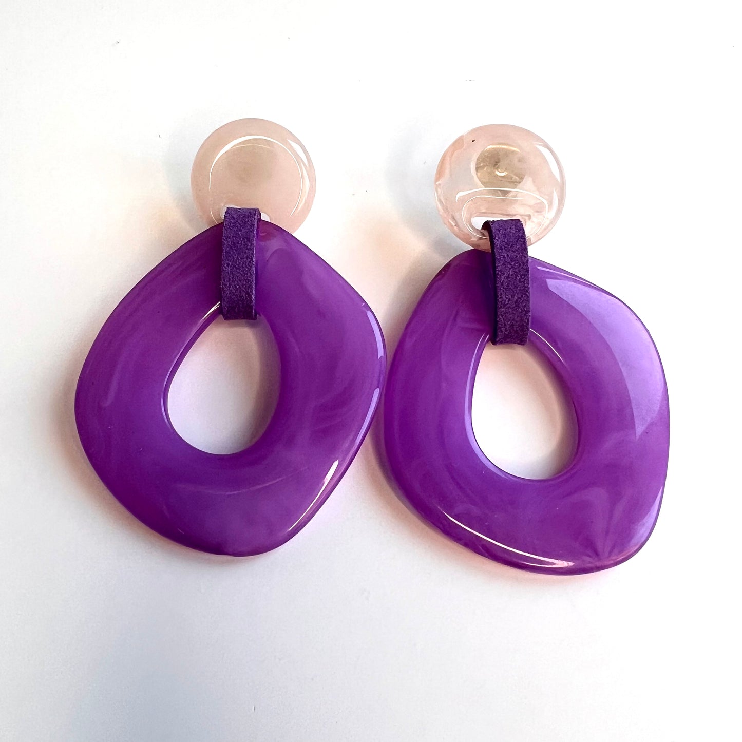 Chic Retro-Minimalist Hollow Dangle Earrings in Purple