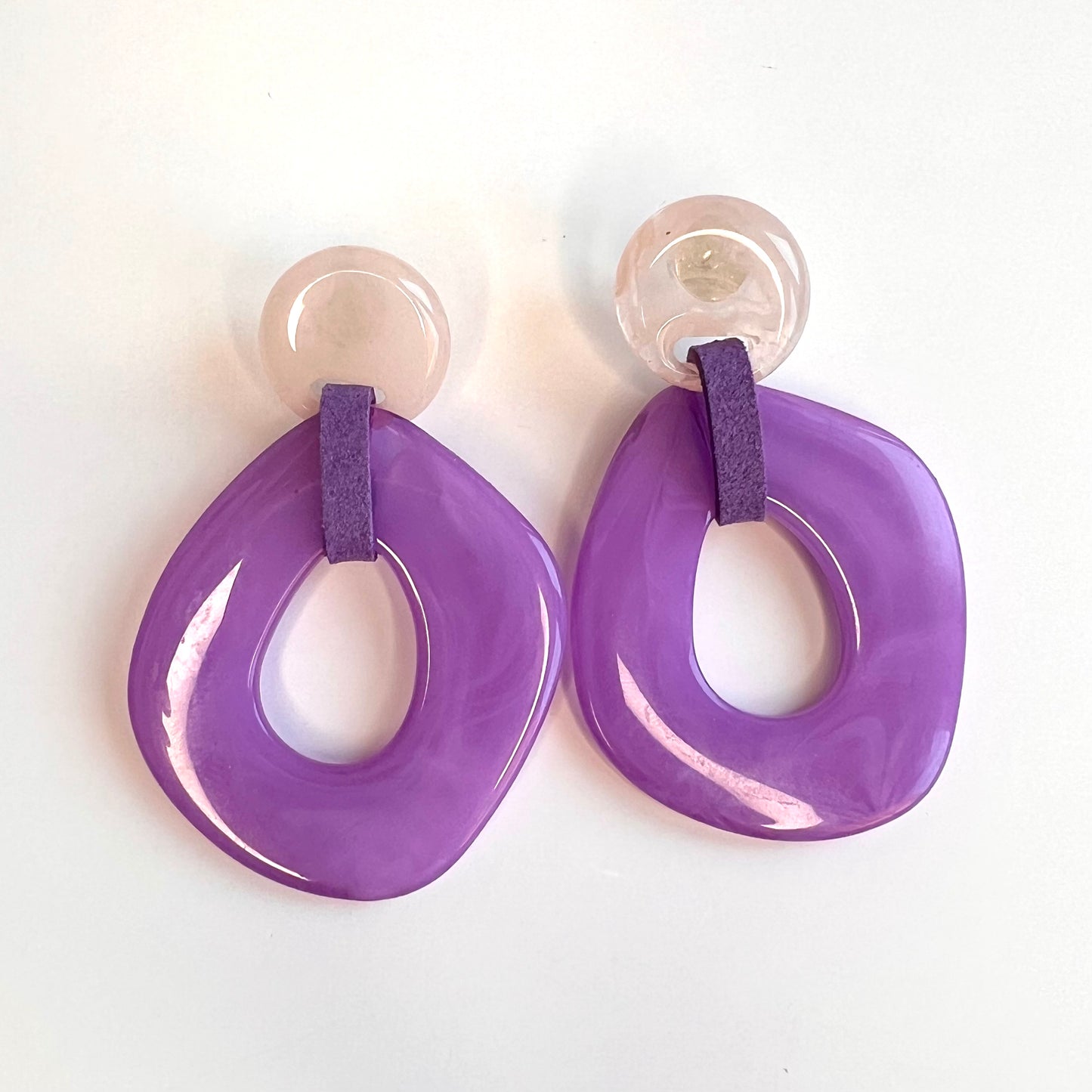 Chic Retro-Minimalist Hollow Dangle Earrings in Purple