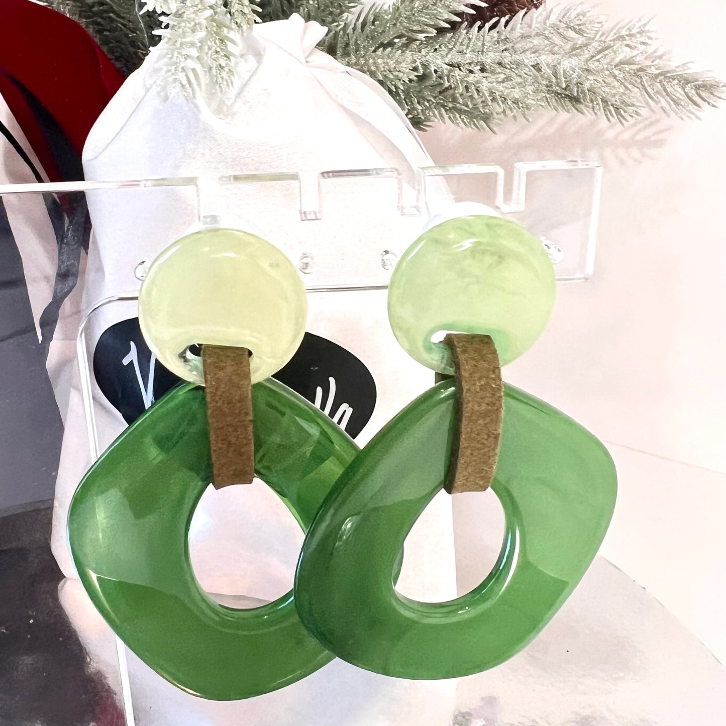 Chic Retro-Minimalist Hollow Dangle Earrings in Green