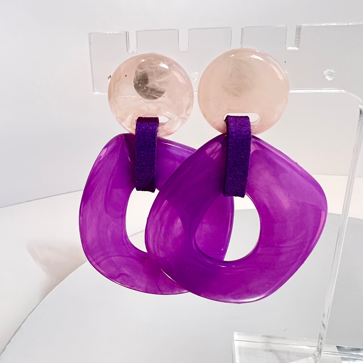 Chic Retro-Minimalist Hollow Dangle Earrings in Purple