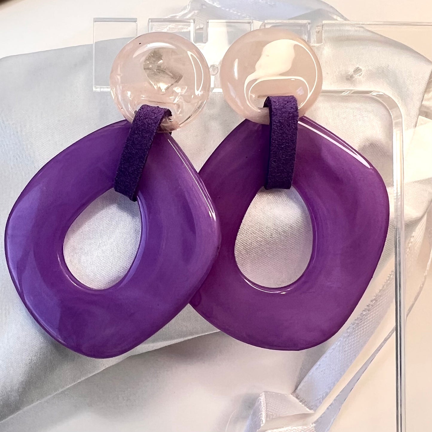 Chic Retro-Minimalist Hollow Dangle Earrings in Purple