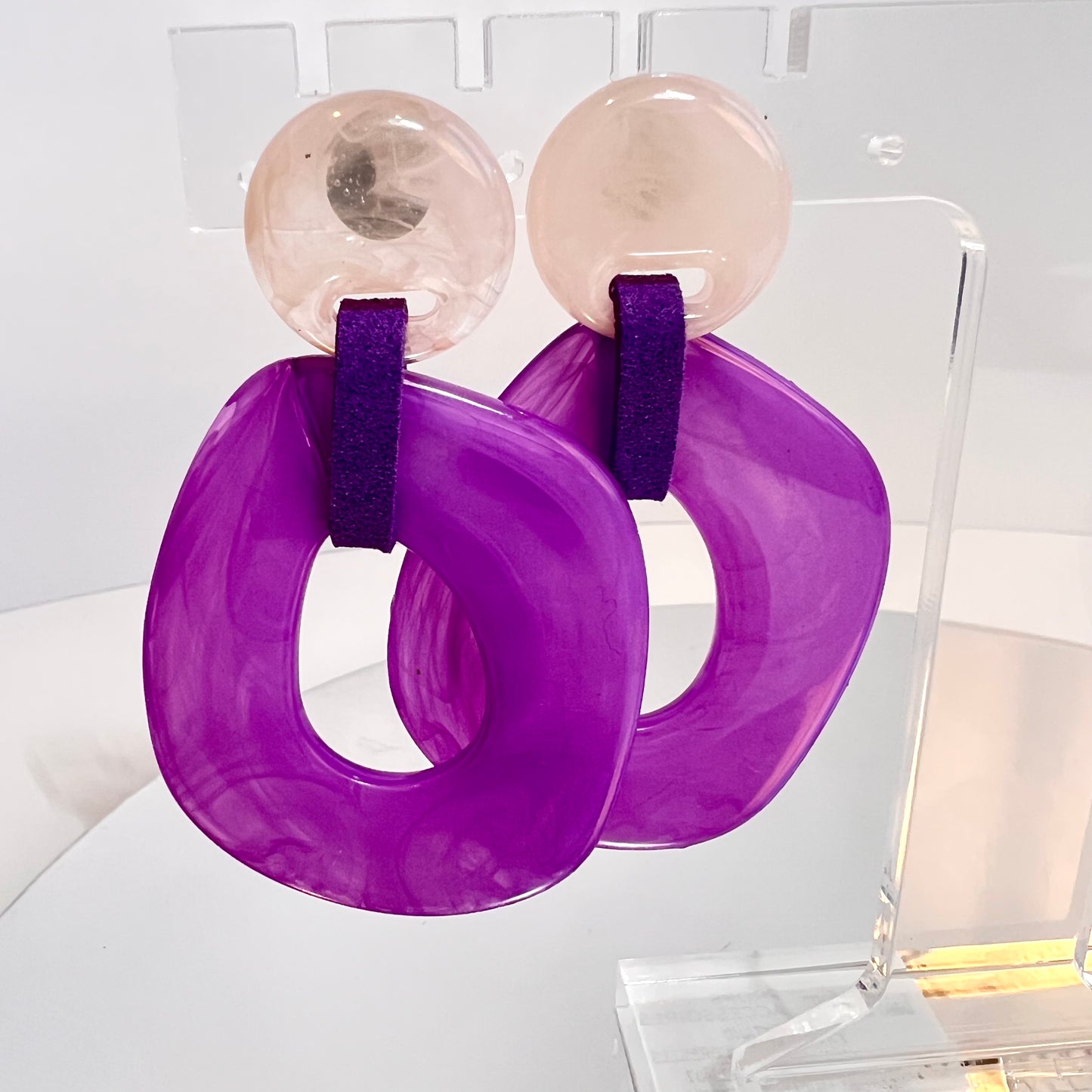 Chic Retro-Minimalist Hollow Dangle Earrings in Purple