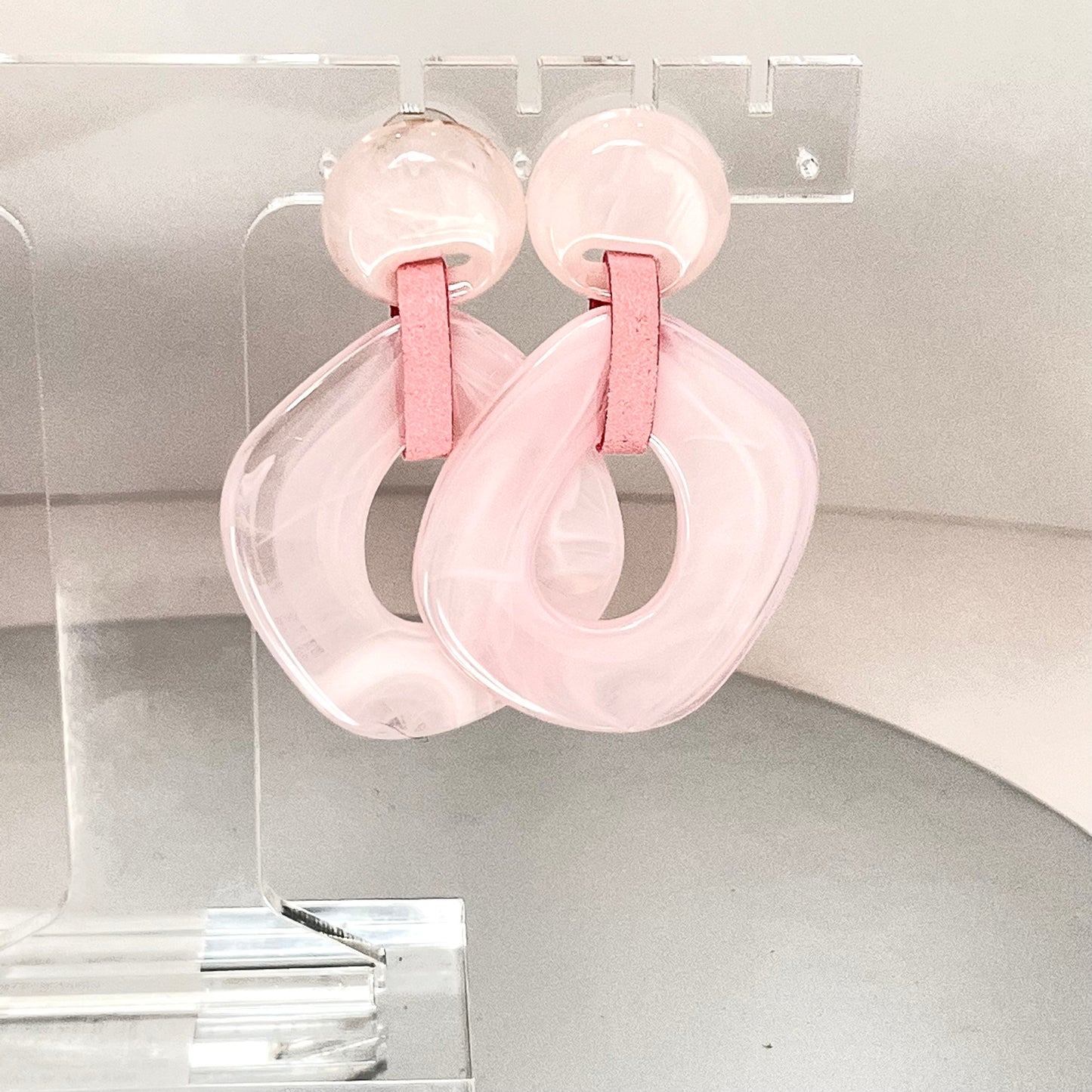 Chic Retro-Minimalist Hollow Dangle Earrings in Pink