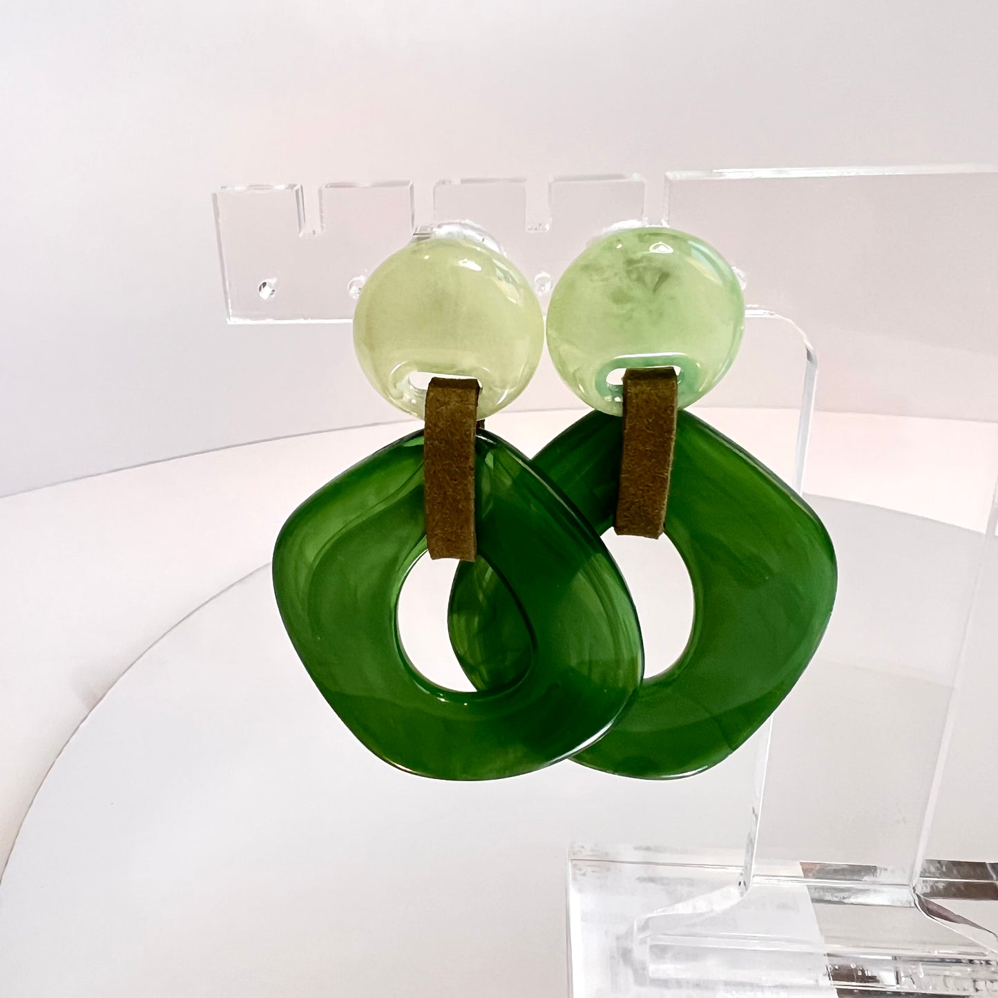 Chic Retro-Minimalist Hollow Dangle Earrings in Green