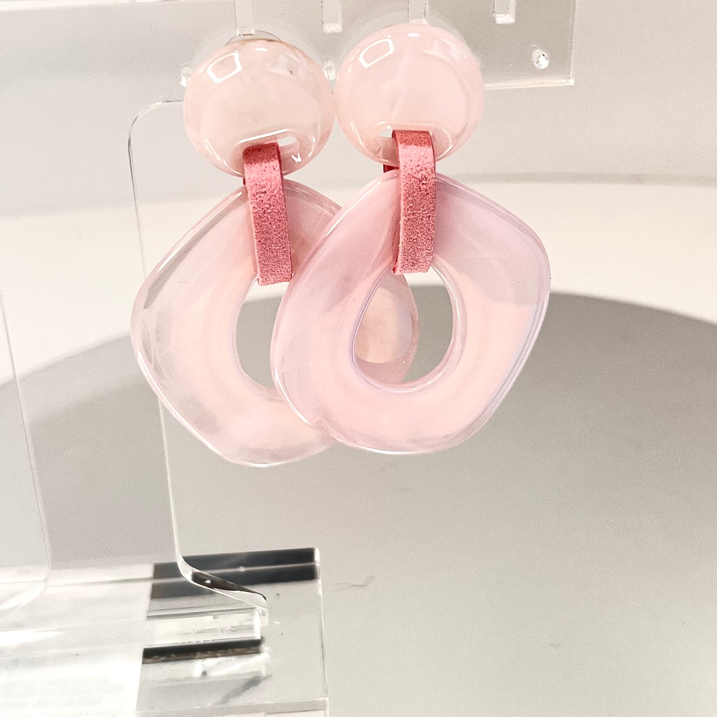 Chic Retro-Minimalist Hollow Dangle Earrings in Pink