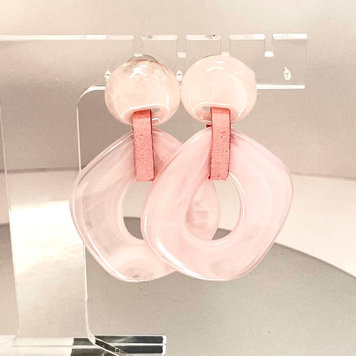 Chic Retro-Minimalist Hollow Dangle Earrings in Pink