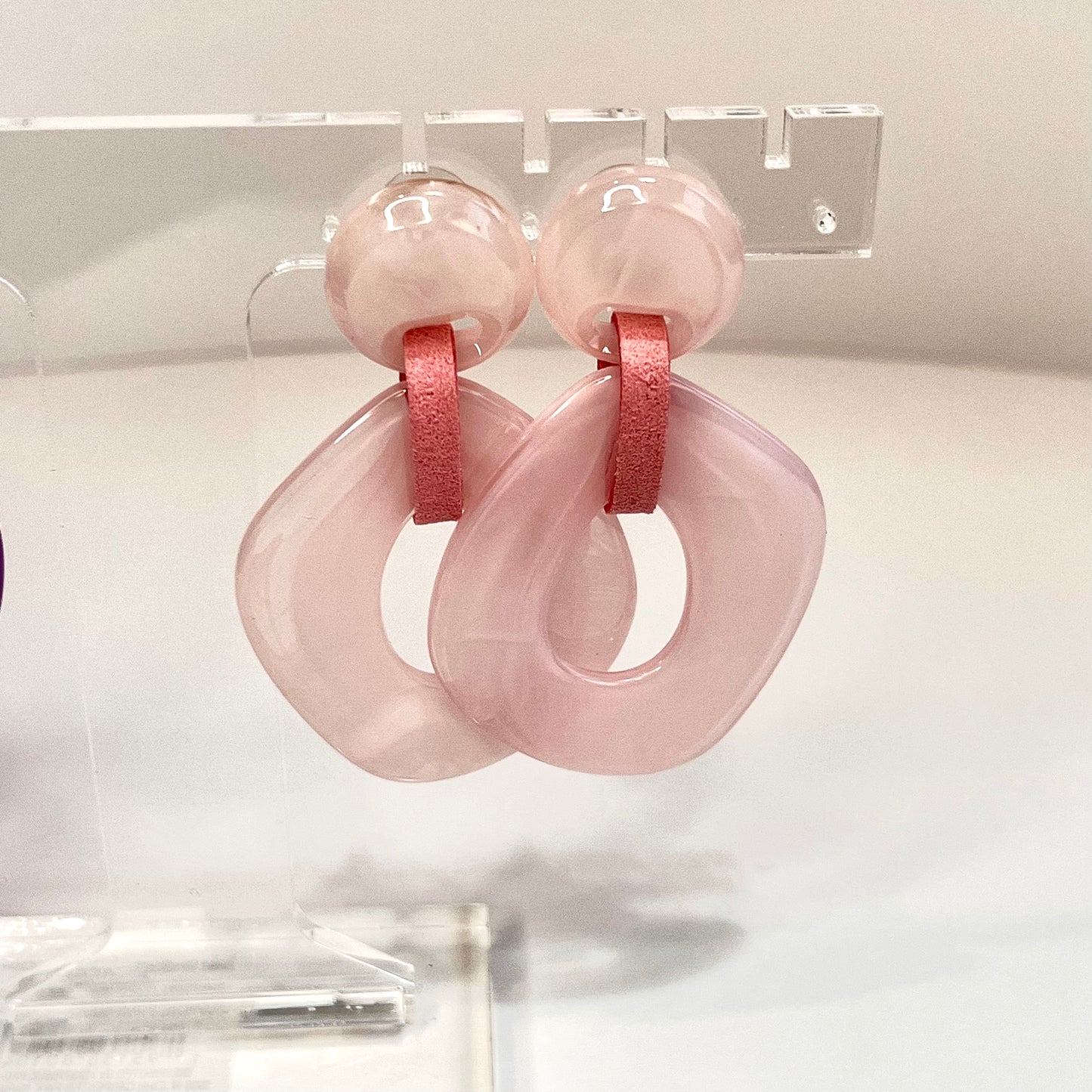 Chic Retro-Minimalist Hollow Dangle Earrings in Pink