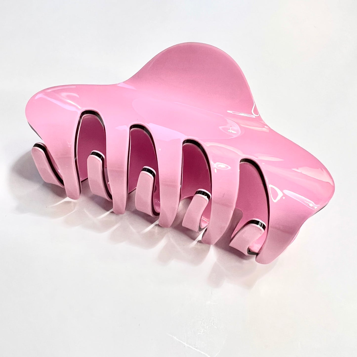 Glamour Grasp: VeroBella's Stunning Large Luxury Hair Claw in Pink.