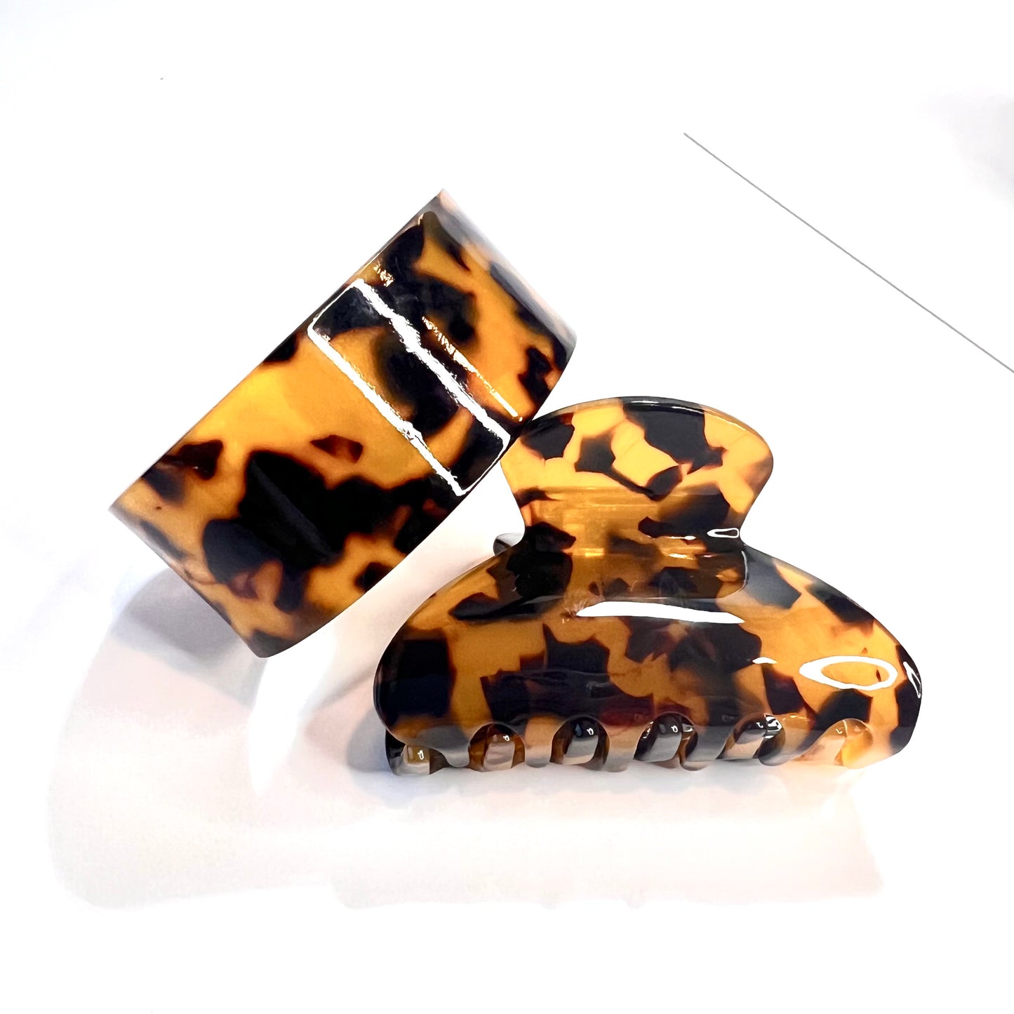 Elevate any style with our Tortoiseshell Duo Gift Set: Claw & Cuff