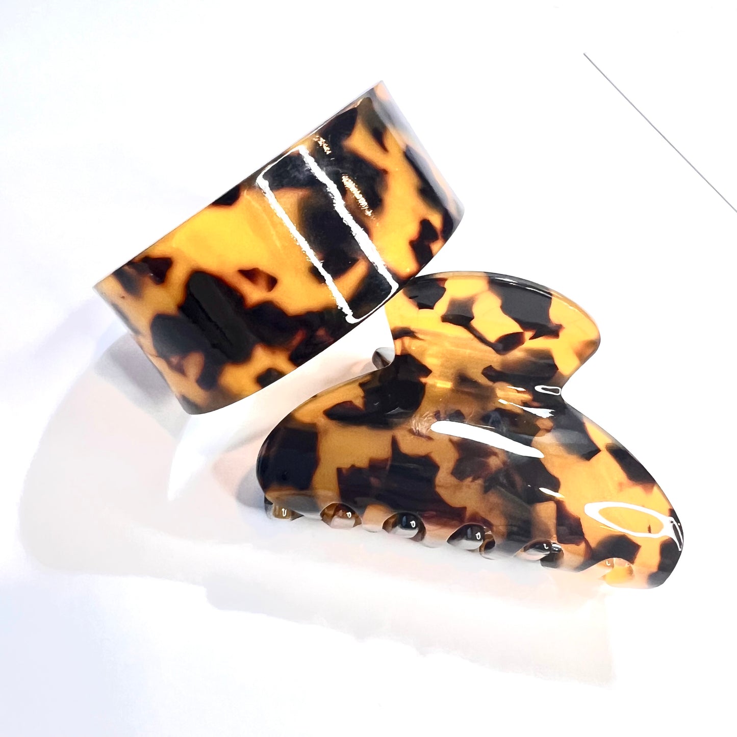 Elevate any style with our Tortoiseshell Duo Gift Set: Claw & Cuff