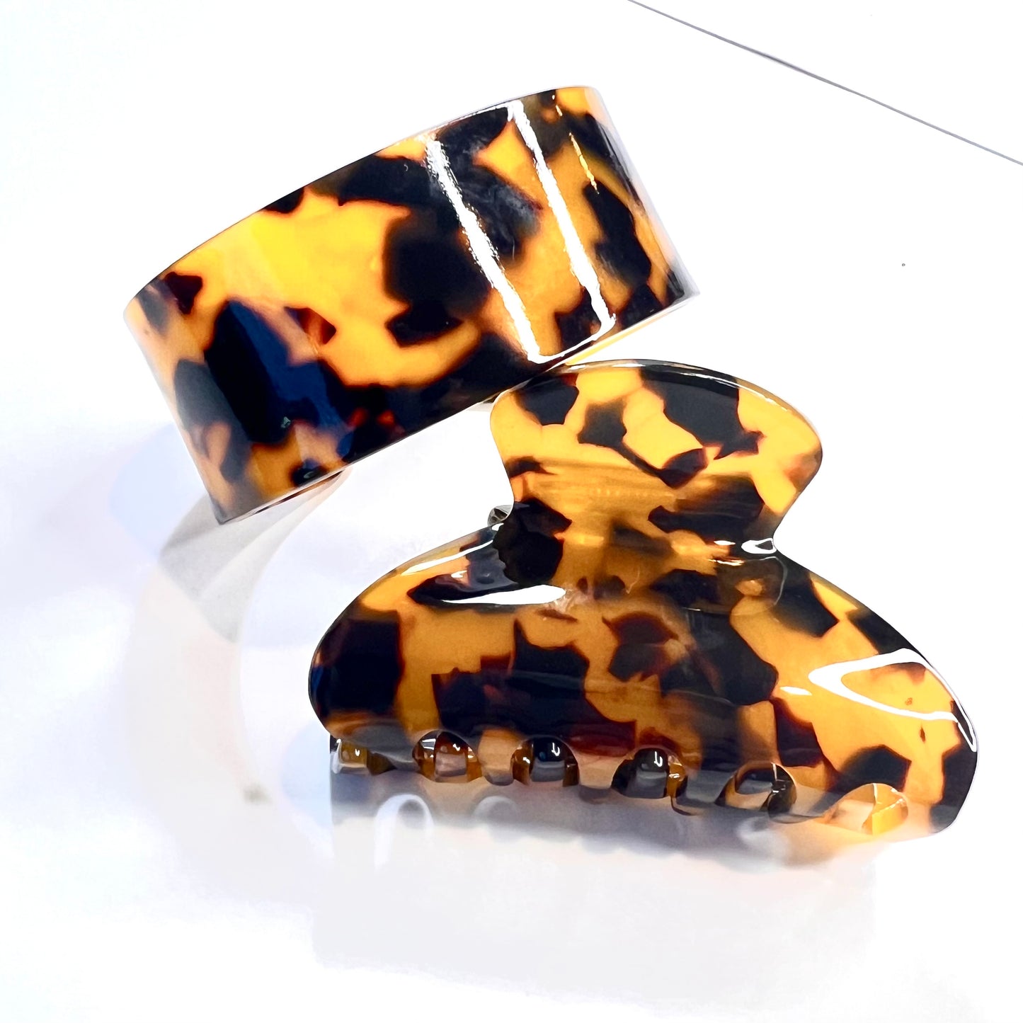 Elevate any style with our Tortoiseshell Duo Gift Set: Claw & Cuff